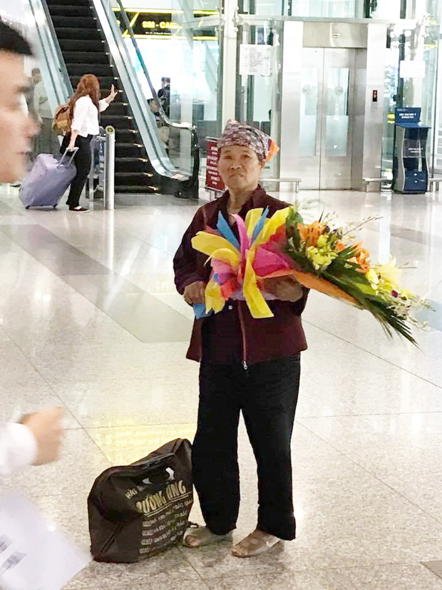 Hình ảnh cảm động ở sân bay: Người mẹ nghèo ôm bó hoa 500k chờ tặng con gái sau 3 năm đi xuất khẩu lao động - Ảnh 3.