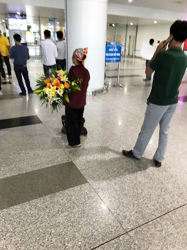 Hình ảnh cảm động ở sân bay: Người mẹ nghèo ôm bó hoa 500k chờ tặng con gái sau 3 năm đi xuất khẩu lao động - Ảnh 4.