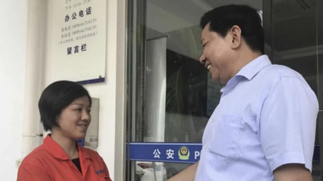 Cô Li đã mang túi tiền này đến đồn cảnh sát địa phương để tìm chủ nhân thực sự. (Nguồn: SCMP)