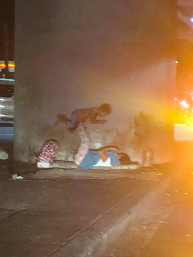 Khoảnh khắc hai mẹ con vô gia cư chơi đùa bên vệ đường chạm đến trái tim người lái xe: Cái nghèo đâu thể nào che được tình mẹ - Ảnh 1.