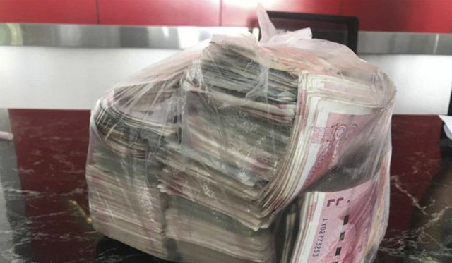 Túi tiền mặt đựng đầy những tờ 100 Nhân dân tệ mà cô Li nhặt được trong đống rác. (Nguồn: SCMP)