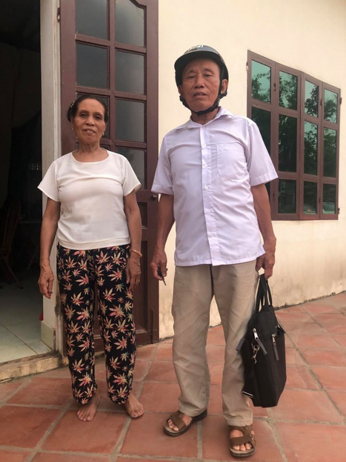 Ông Chuốt và người vợ cả - bà Dương Thị Cẩn (ảnh: Minh Minh, chụp tháng 7/2020)