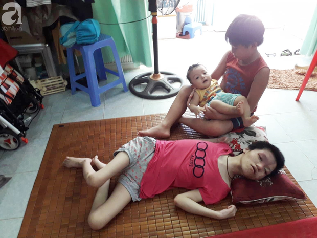 Đà Nẵng: Người mẹ nghèo nuôi 3 con thơ nheo nhóc, bất lực nhìn con gái 15 tuổi co giật vì bệnh u máu quái ác - Ảnh 1.