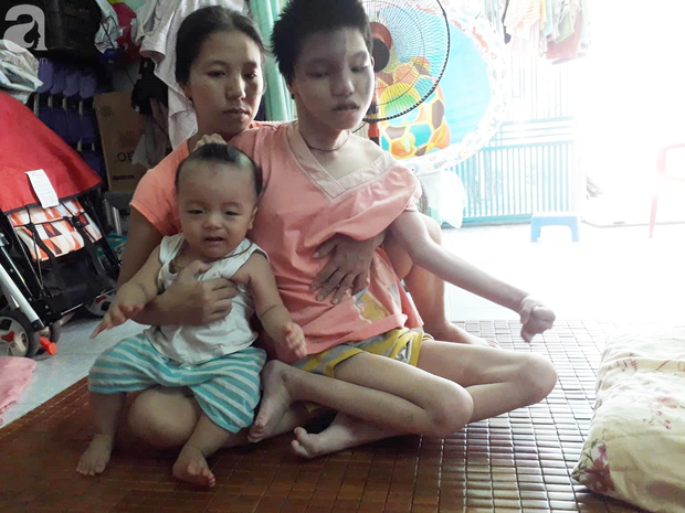 Đà Nẵng: Người mẹ nghèo nuôi 3 con thơ nheo nhóc, bất lực nhìn con gái 15 tuổi co giật vì bệnh u máu quái ác - Ảnh 4.