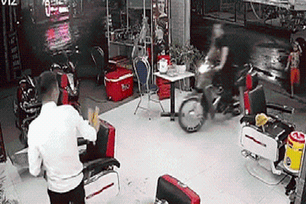 Khách nữ lao xe máy như bay vào tiệm cắt tóc khiến chủ quán thất kinh