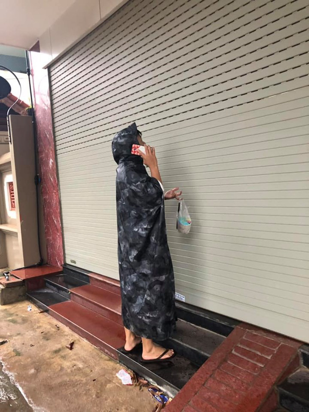 Đội mưa mang trà sữa cho bạn gái, chàng trai vẫn phải ôm mặt ngồi đợi cửa vì lý do khó hiểu - Ảnh 1.