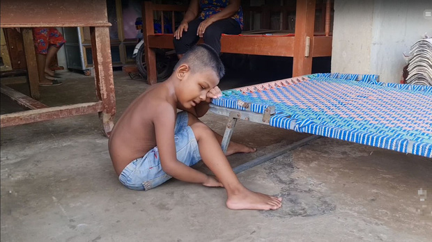 Cậu bé mù kỳ lạ ở Trà Vinh: Không ăn cơm, chỉ gặm gỗ, đất đá, 6 tuổi chưa biết nói - Hình 1