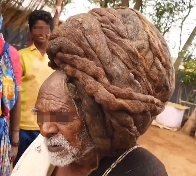 Cụ già 95 tuổi không cắt tóc từ lúc sinh ra, mở tung mái tóc tổ chim ra khiến ai cũng choáng váng, được dân làng tôn kính như thần - Ảnh 1.