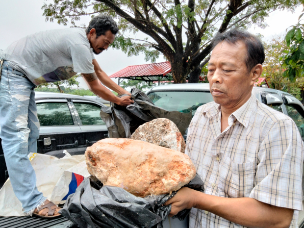 Dạo bờ biển, lão ngư dân nghèo bắt gặp khối đá được cho là báu vật biển lớn nhất thế giới từng được tìm thấy, chuẩn bị đổi đời thành triệu phú - Ảnh 2.