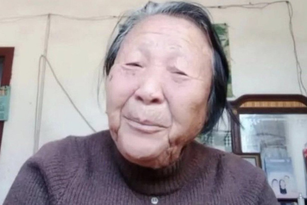 Cụ bà 80 tuổi trở thành ngôi sao mạng xã hội vì quá cô đơn, thứ duy nhất bầu bạn là chiếc điện thoại - Ảnh 1.