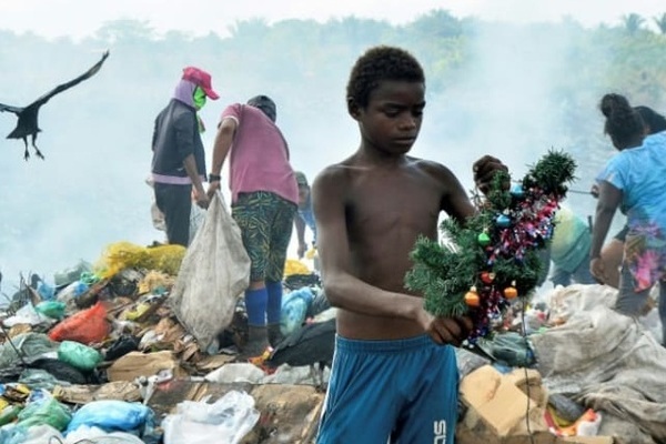 Cậu bé nghèo đổi đời nhờ bức ảnh nhặt được cây thông Noel ở bãi rác - Ảnh 1.