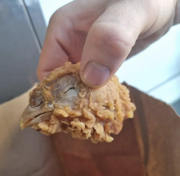 Đặt KFC về nhà phát hiện nguyên cái đầu gà to đùng trong bịch, lên mạng phản ánh nhận luôn rep chất lừ - Ảnh 2.