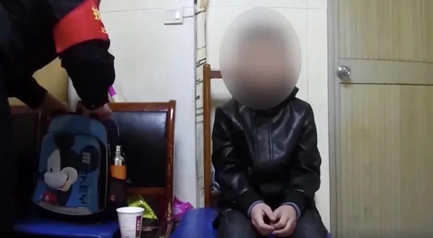 Cậu bé 10 tuổi bị bố bắt quỳ gối, xin ăn ở nhà ga vì không làm đủ bài tập về nhà - Ảnh 2.