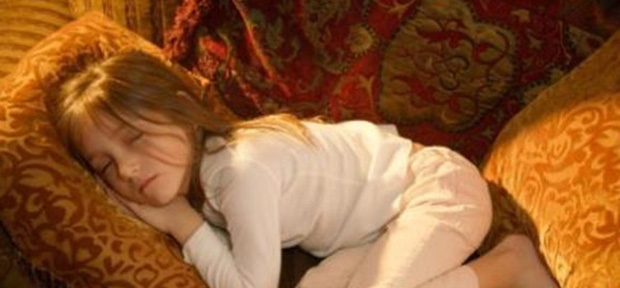 Con gái 6 tuổi ngủ riêng một phòng nhưng đêm nào cũng than giường đông lắm, bà mẹ bí mật lắp camera, bật khóc khi thấy cảnh trước mặt - Ảnh 3.