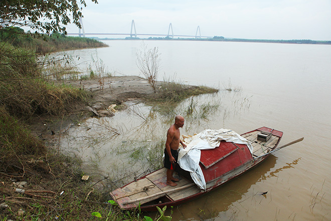 “Dị nhân” vớt hơn 600 thi thể trôi dạt, lập nghĩa địa của oan hồn sông nước giữa Hà Nội - Ảnh 3.