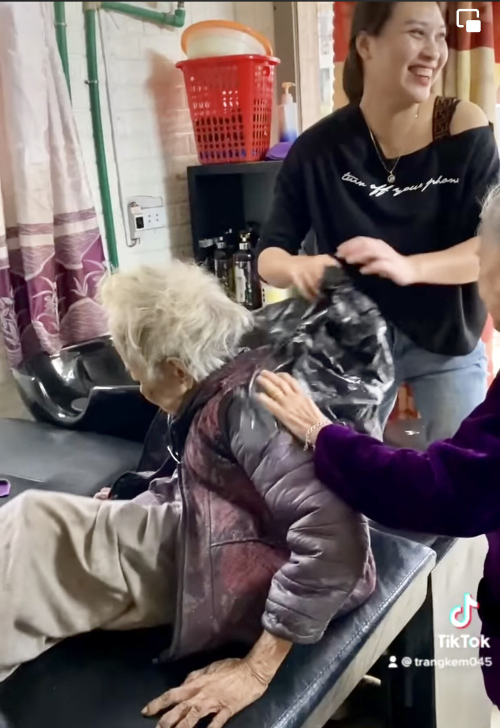 Cụ bà 91 tuổi dỗ mãi em gái 81 tuổi mới gội đầu, cảm động nhất là quyết định của chủ tiệm - Ảnh 2.