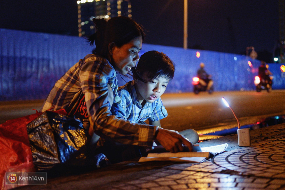 Phía sau bức ảnh cậu bé học bài trên vỉa hè cạnh chợ Bến Thành Sài Gòn: Không giấy tờ, không nhà cửa thì đi học làm sao... - Ảnh 2.