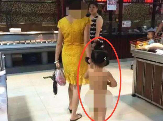 Mẹ dẫn con gái 4 tuổi đi siêu thị nhưng người đi đường không khỏi nhức mắt trước cách mẹ cho con ăn mặc - Ảnh 1.
