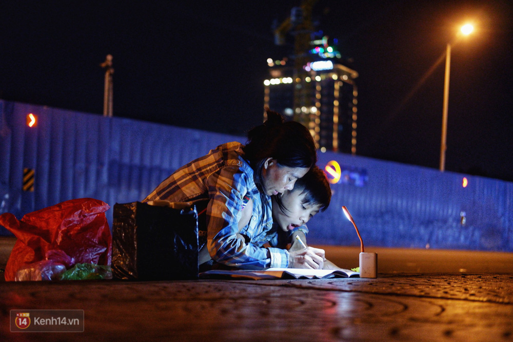 Phía sau bức ảnh cậu bé học bài trên vỉa hè cạnh chợ Bến Thành Sài Gòn: Không giấy tờ, không nhà cửa thì đi học làm sao... - Ảnh 9.
