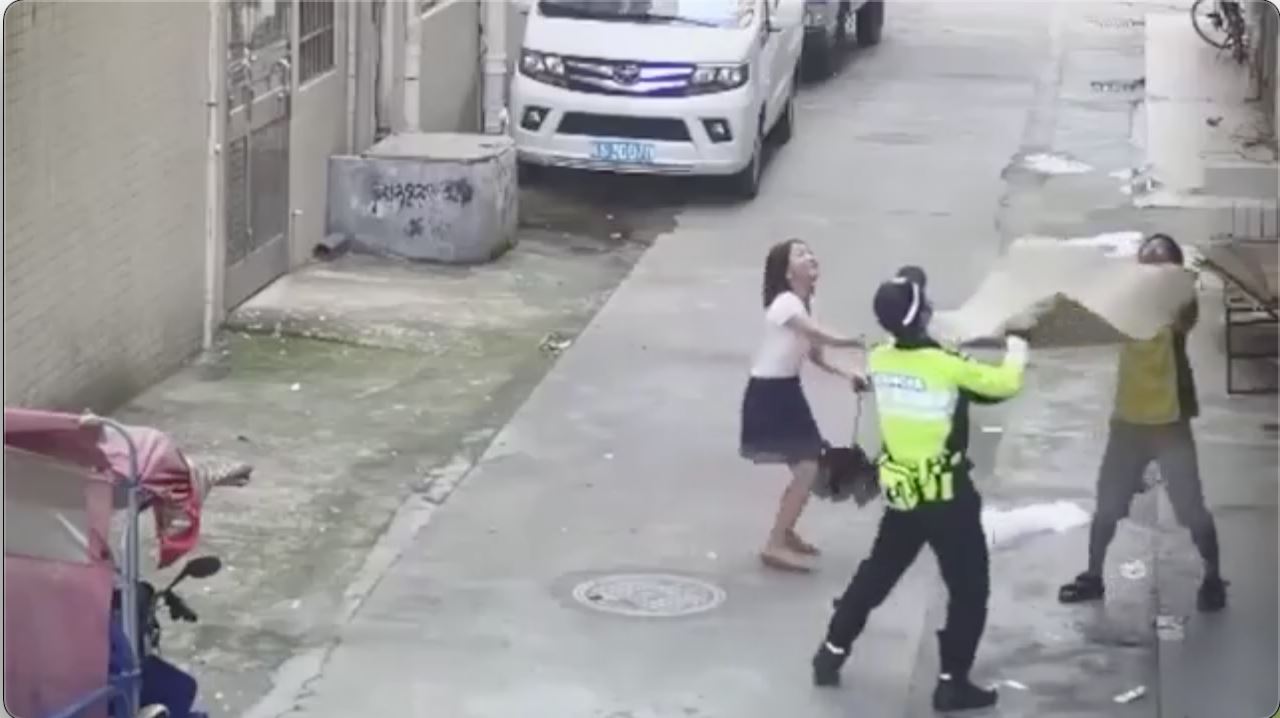 Người dân và cảnh sát giăng tấm vải đỡ em bé