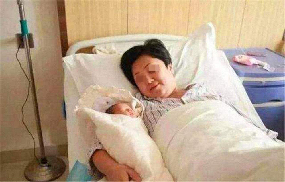Mẹ 54 tuổi giấu con trai sinh em bé, nguyên nhân đằng sau khiến con trai bàng hoàng - Ảnh 5.
