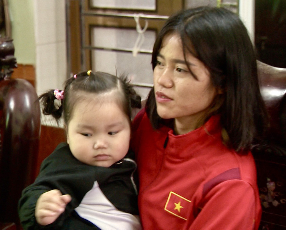 Hot mom duy nhất trong tuyển bóng đá Việt Nam, du đấu 8 tháng mới về, con gọi mẹ bằng chị - Ảnh 5.