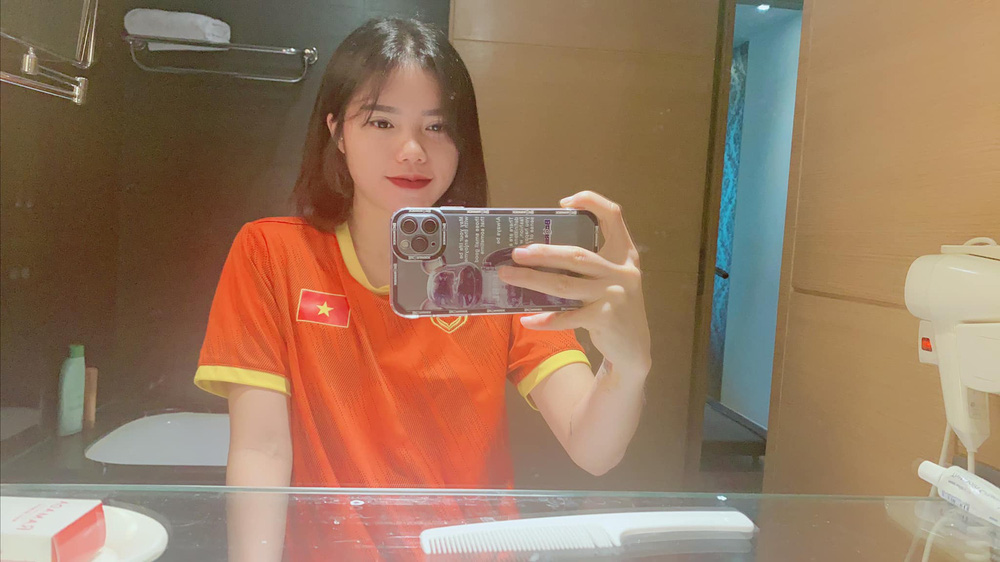 Hot mom duy nhất trong tuyển bóng đá Việt Nam, du đấu 8 tháng mới về, con gọi mẹ bằng chị - Ảnh 2.