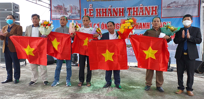 Lãnh đạo xã Thanh Trạch (Bố Trạch) tặng cờ Tổ quốc và quà cho các ngư dân.
