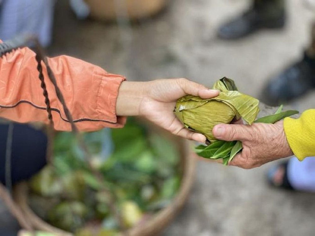  Ngơ ngác cảnh tượng có 1 0 2 ở Việt Nam: Cả chục người thi nhau vặt lá để lấy nó thay tiền đi mua... đồ ăn! - Ảnh 2.