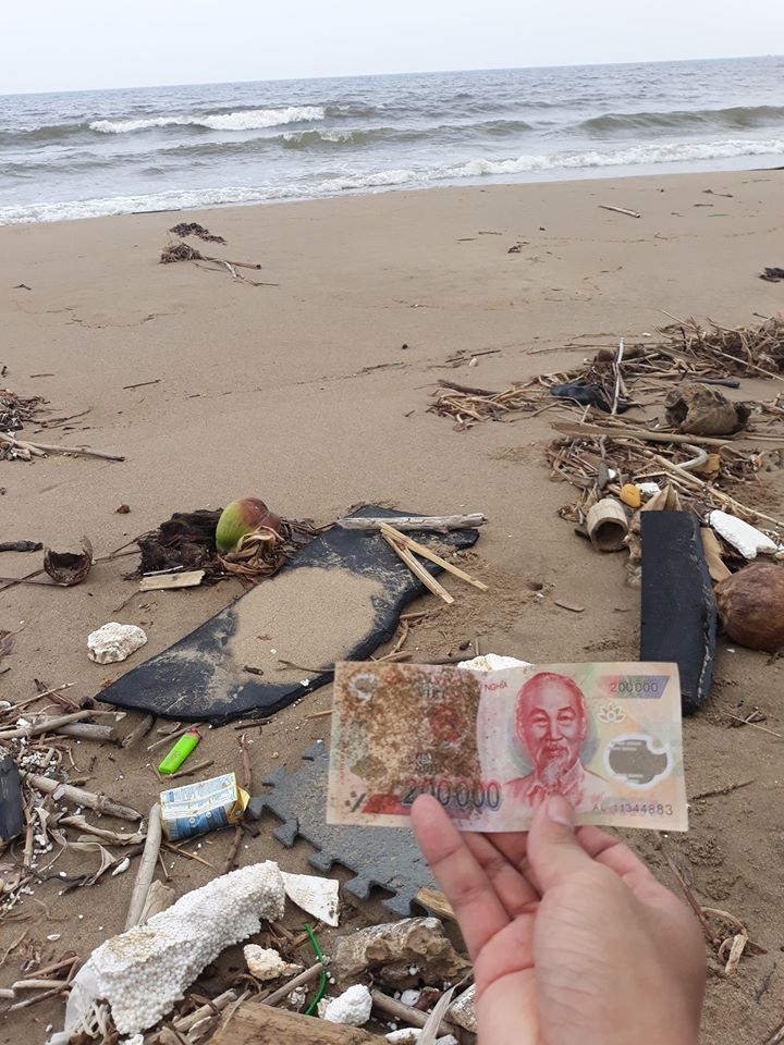 Ra tay dọn rác tại bãi biển, chàng trai vô tình nhặt được 200k: 'Phần thưởng từ biển cả' cho những người làm việc tốt?