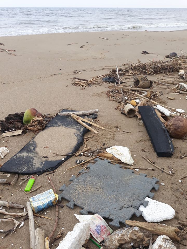 Ra tay dọn rác tại bãi biển, chàng trai vô tình nhặt được 200k: 'Phần thưởng từ biển cả' cho những người làm việc tốt?