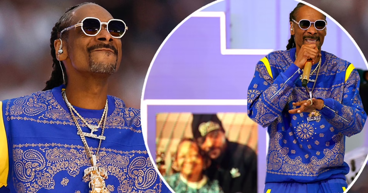 Snoop Dogg paid tribute to his late mother Beverly Tate during his(02)