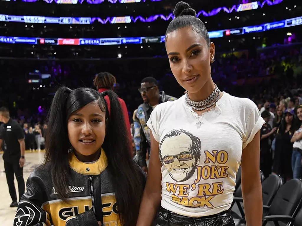 Kim Kardashian Hosts Epic CarnivalThemed Valentine's Day Party for(01)